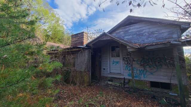 DERELICT DIGS - Lonely Roadside House