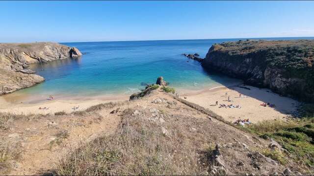 Survol de la côte sud de la magnifique île d'Yeu