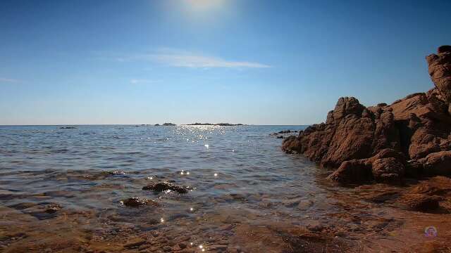 Une crique sauvage de la plage de la Tonnara à Bonifacio en Corse du Sud ( Extrême Sud ) sans monde