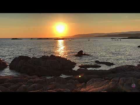Coucher de soleil depuis une crique sauvage de la plage de la Tonnara à Bonifacio en Corse du Sud