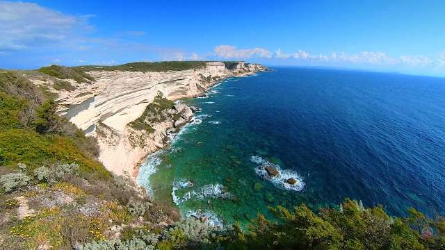 Falaises calcaires de la réserve naturelle des bouches de Bonifacio en Corse avec vue sur Pertusato