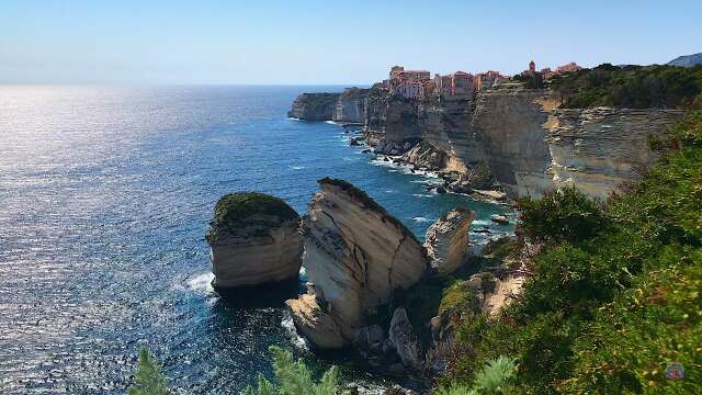 Falaises calcaires de la réserve naturelle des bouches de Bonifacio en Corse avec vue sur Citadelle