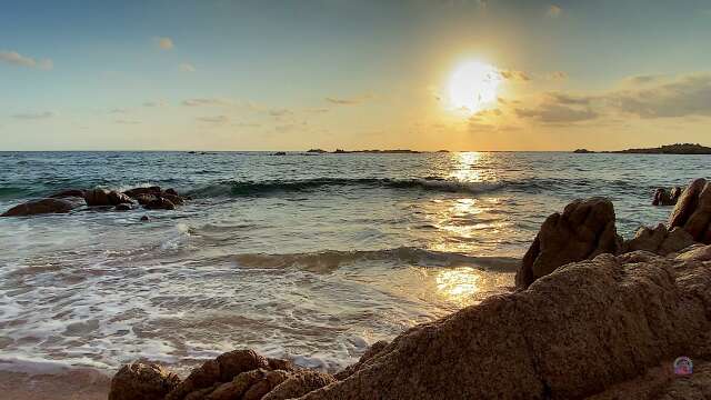 Coucher de soleil reposant en direct d'une crique de la plage de la Tonnara à Bonifacio en Corse