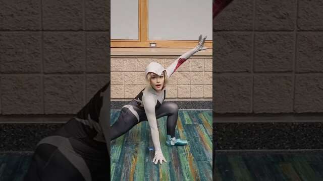 Spider-Gwen is ready for the Spiderverse | Cosplay