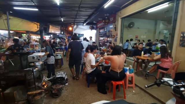 PACKED PATONG RESTAURANT  WHY? TASTE? PRICE?  'Hotpot Issan'  RIGHT HERE IN THE HEART OF PHUKET
