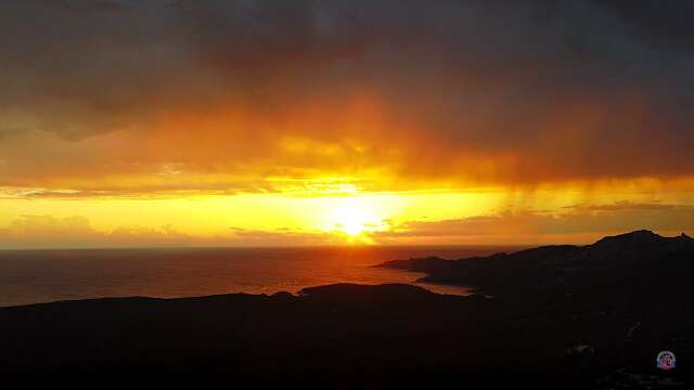 Magnifique coucher de soleil vue d'en haut en timelapse sur la mer en Corse vers  Bonifacio
